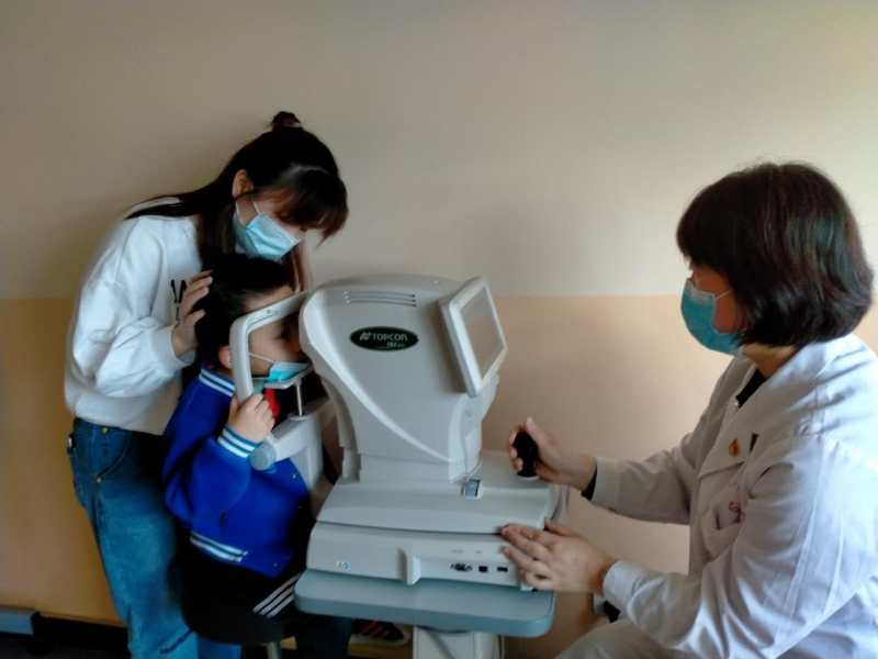 李姬玉给儿童检查视力2 (1).jpg